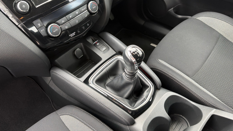 Nissan Qashqai 1.3 DiG-T Acenta Premium 5dr Petrol Hatchback